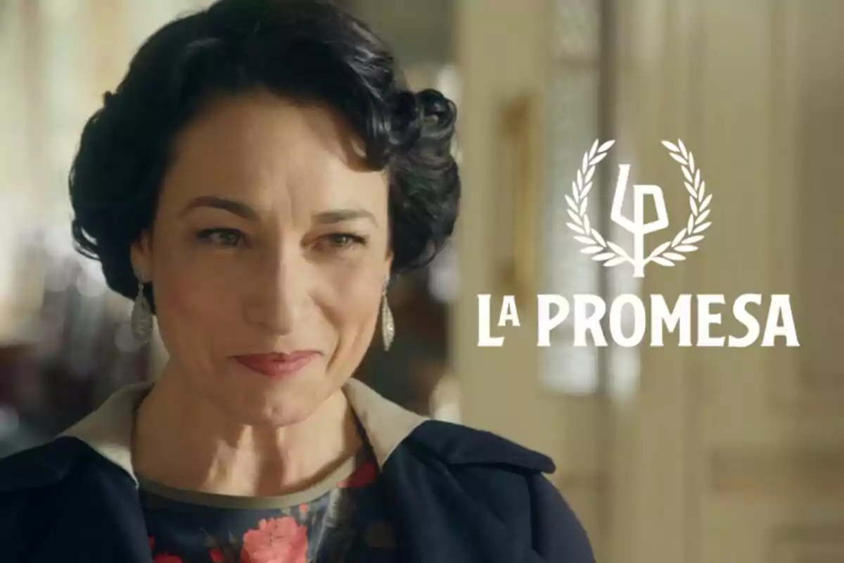 Isabel Serrano somrient amb cabell fosc i curt, portant arracades elegants, apareix al costat del logotip de "La Promesa".