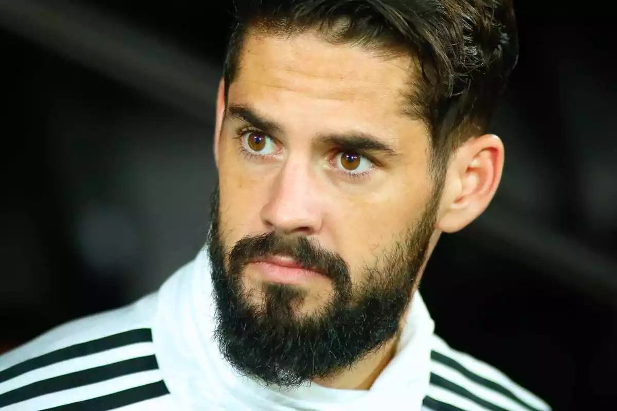 Isco mirant cap a un costat