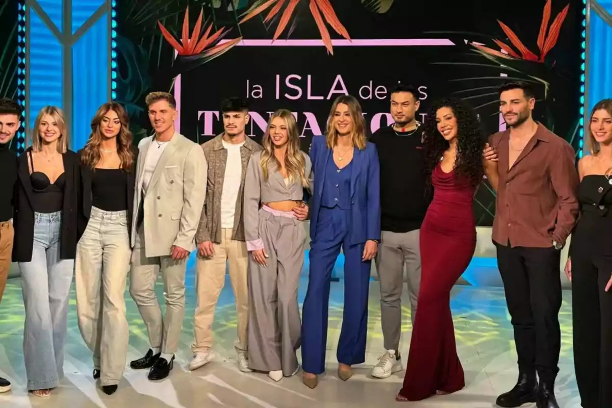 Casting de 'La isla de las Tentaciones 8' posando juntas en un set de televisión con un cartel de fondo que dice "La Isla de las Tentaciones".