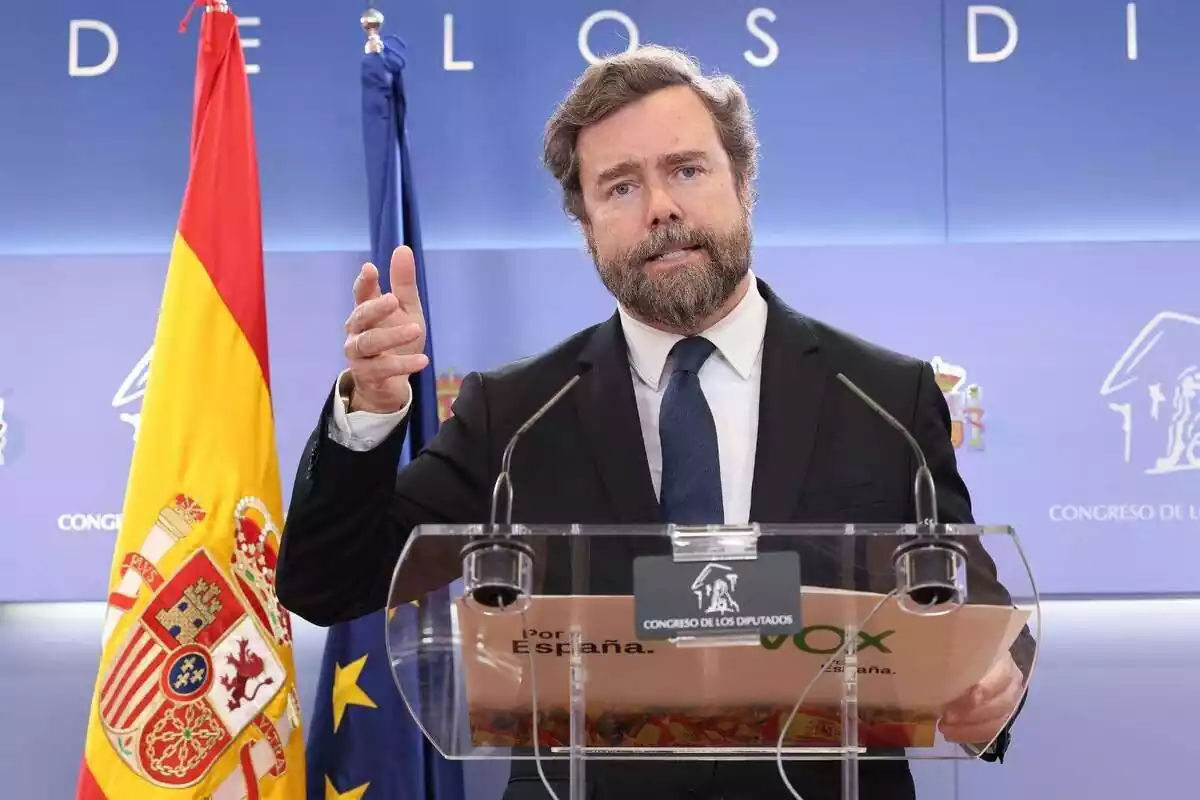El portaveu de Vox al Congrés, Iván Espinosa dels Monteros, durant una roda de premsa posterior a la reunió de la Junta de Portaveus, al Congrés dels Diputats, a 16 de maig de 2023