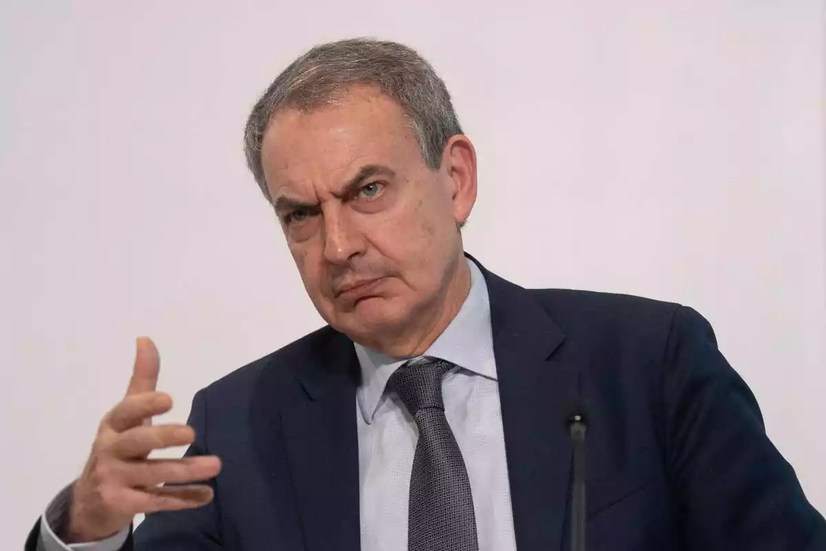 Plànol mitjà de José Luis Rodríguez Zapatero fent cara d'enfadat mentre fa gestos amb la mà dreta