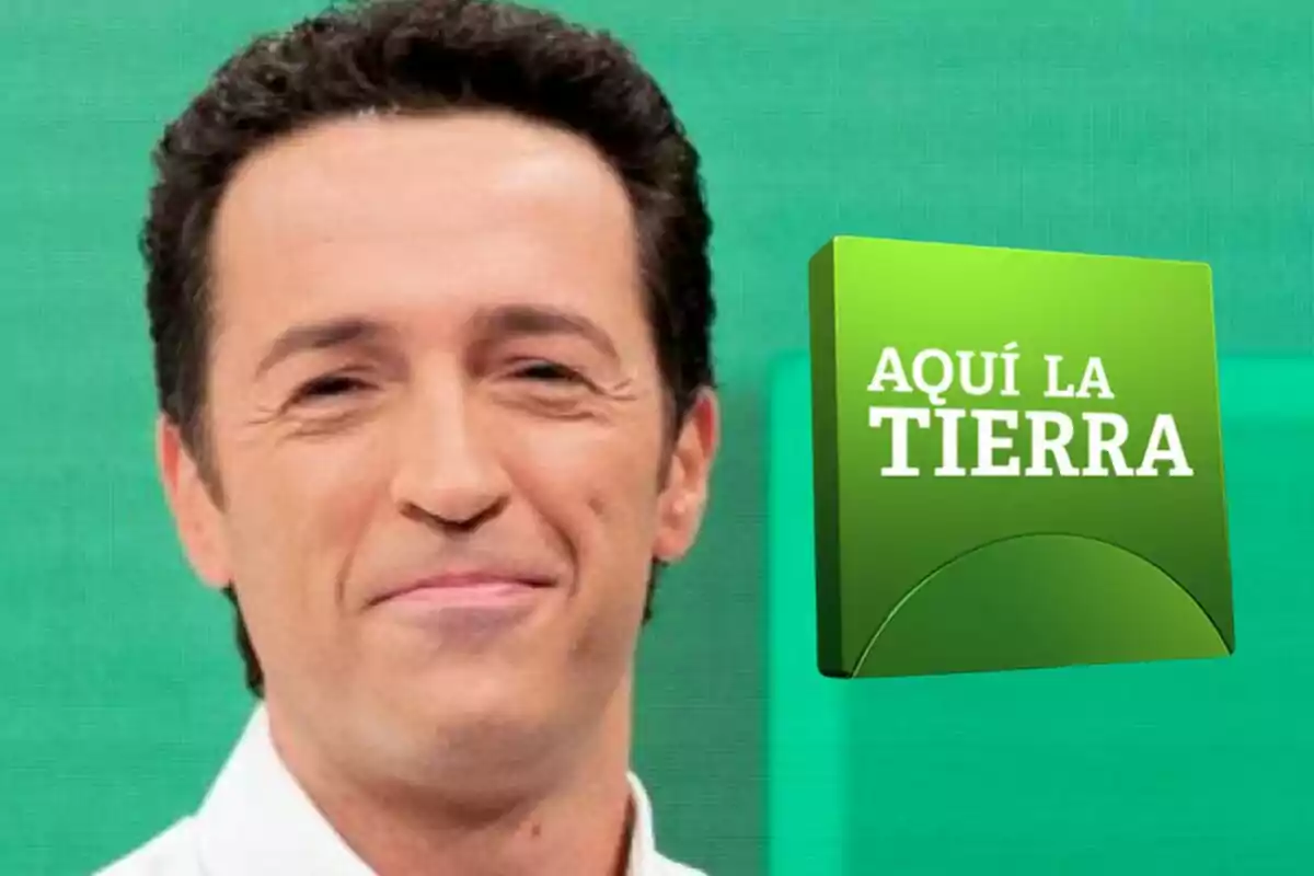 Jacob Petrus sonriente con cabello oscuro y una caja verde con el texto "Aquí la Tierra" sobre un fondo verde.