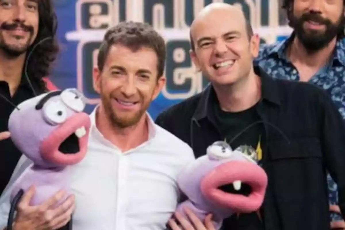 Jandro amb Pablo Motos somriu mentre sosté marionetes de color morat amb grans ulls i boques obertes a El Hormiguero.