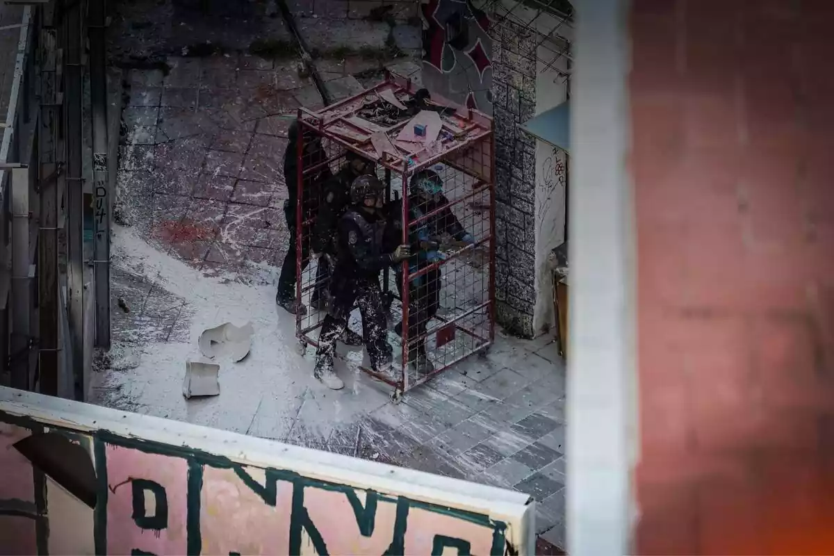 Imagen de varios agentes de los Mossos en una jaula en un desalojo