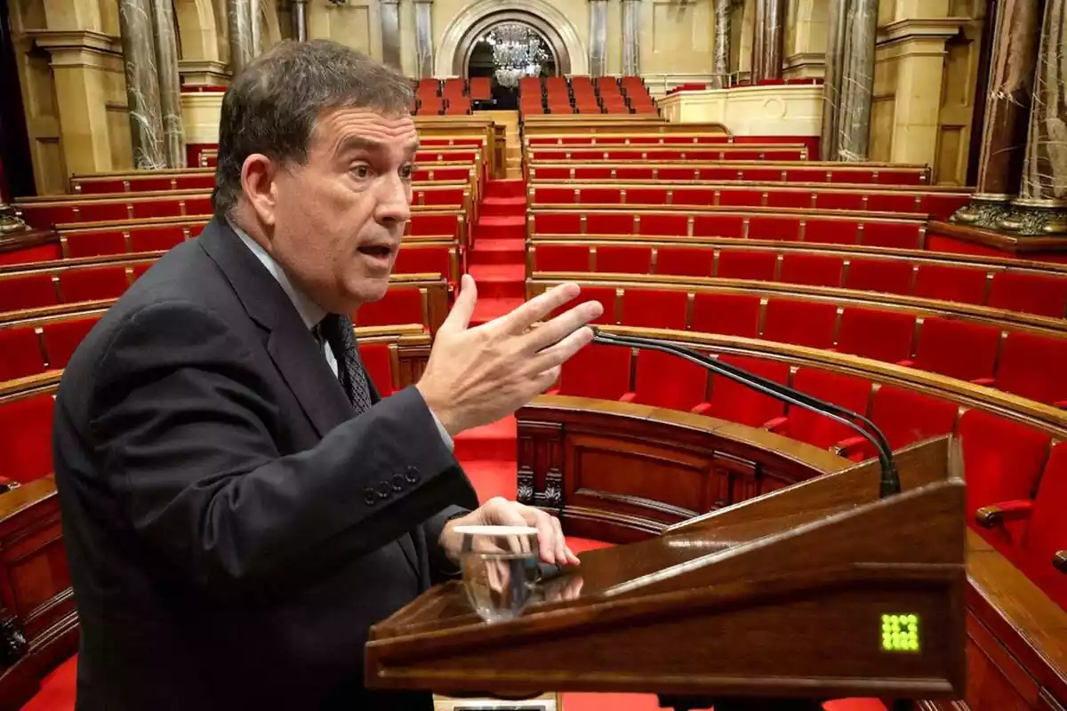 Muntatge fotogràfic amb l'advocat i el diputat català Jaume Alonso Cuevillas, amb el parlament de Catalunya de fons