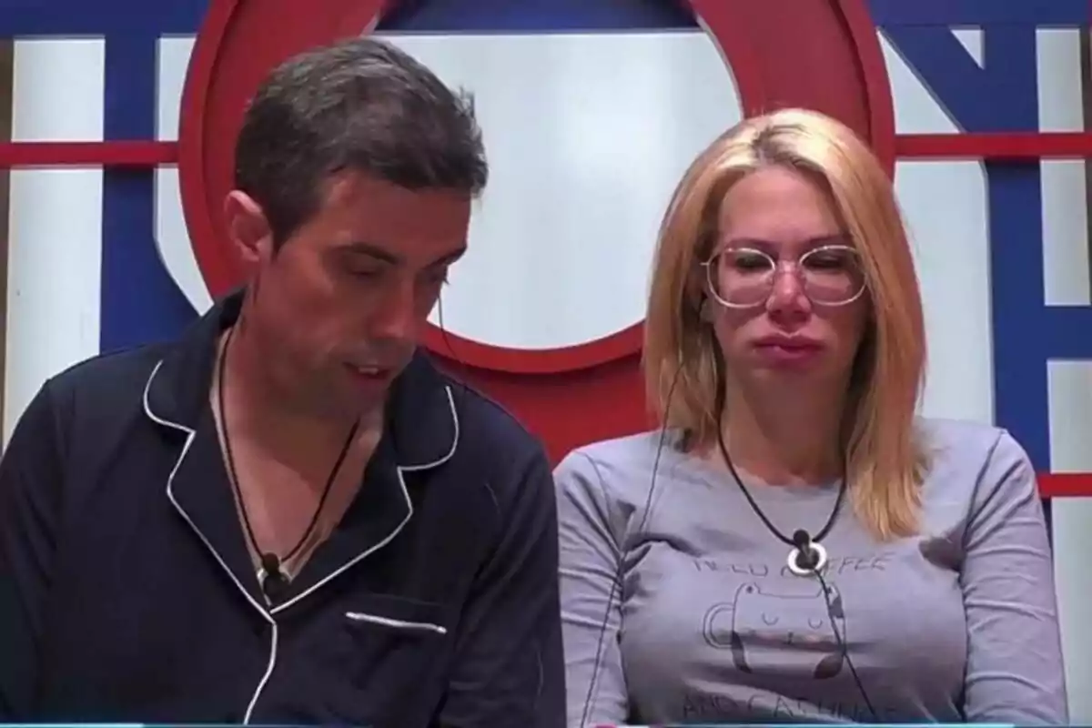 Javi i Vanessa, una dona amb ulleres i un home amb pijama fosc, tots dos amb micròfons, al confessionari de Gran Hermano.