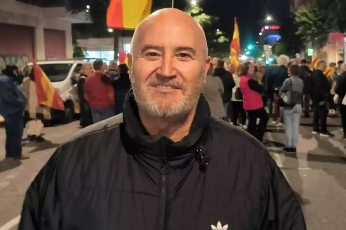 Pla mitjà de Javier Gómez, de Vox, a la manifestació contra l'amnistia davant de la seu del PSC a Tarragona