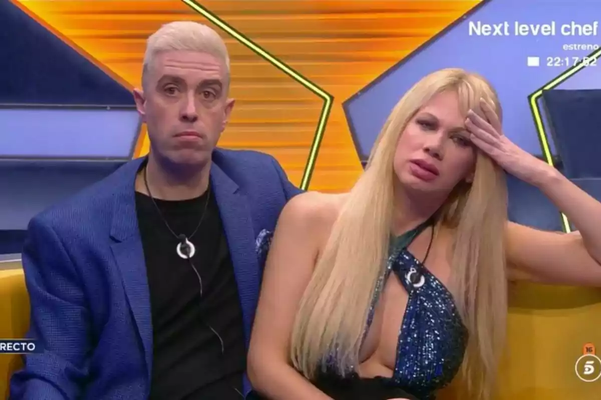 Javier Mouzo y Vanessa Bouza sentadas en el confesionario de GH DÚO con expresiones serias, una de ellas con la mano en la frente.