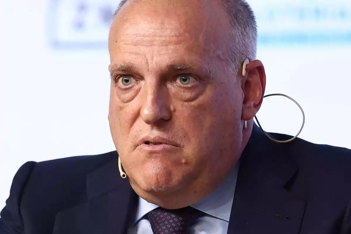 Javier Tebas en un acte en primer pla amb cara d'ensurt