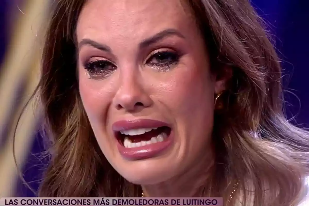 Jessica Bueno llorando con expresión de angustia en un entorno iluminado en De Viernes.