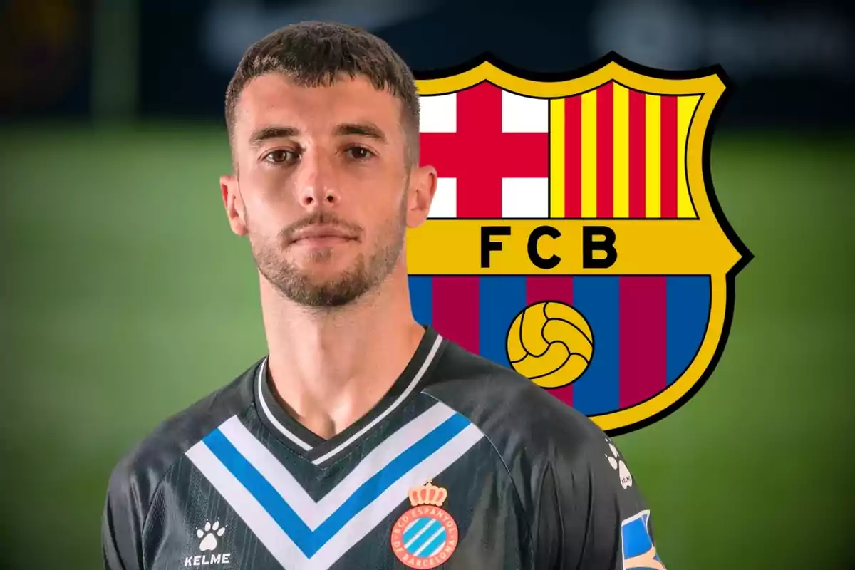 Un jugador de futbol amb uniforme del RCD Espanyol posant davant de l'escut del FC Barcelona.