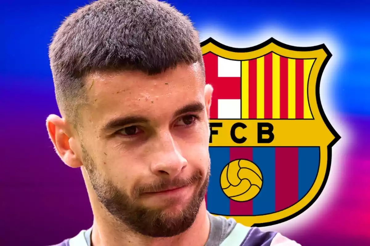 Un futbolista amb expressió seriosa apareix en primer pla amb l’escut del FC Barcelona de fons.