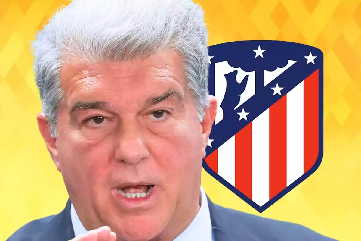 Un hombre hablando con el escudo del Atlético de Madrid de fondo.