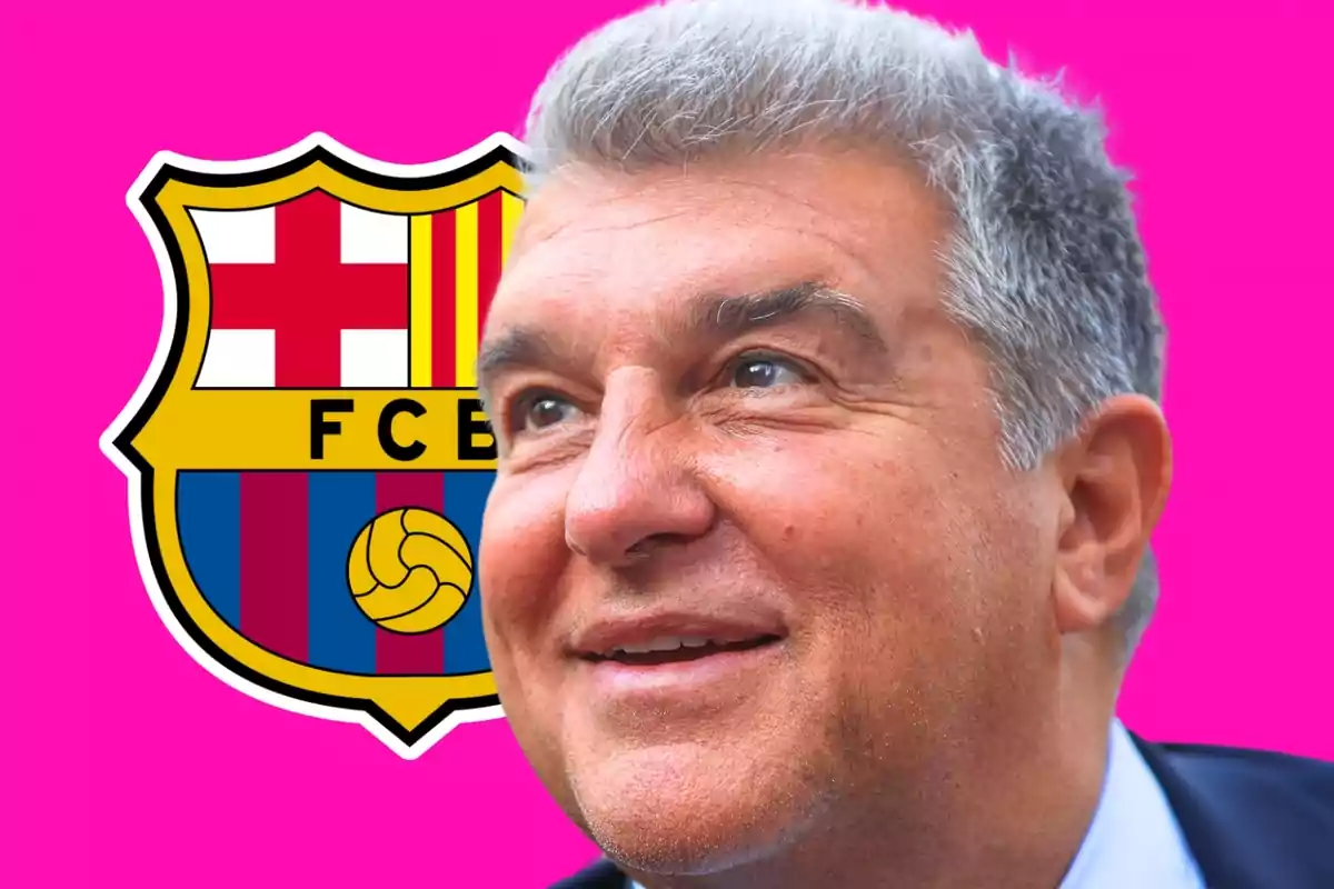 Hombre sonriendo con el escudo del FC Barcelona de fondo sobre un fondo rosa.