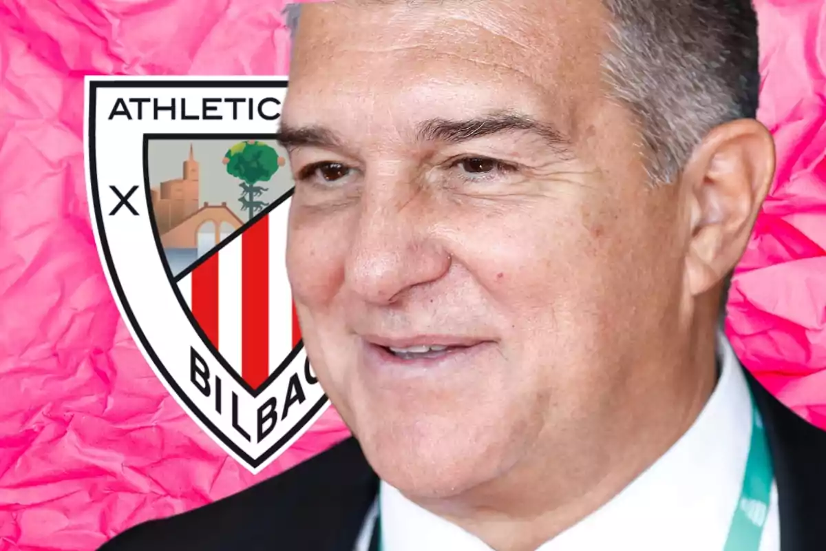 Un home somrient amb l'escut de l'Athletic Club de Bilbao de fons sobre un fons rosa.