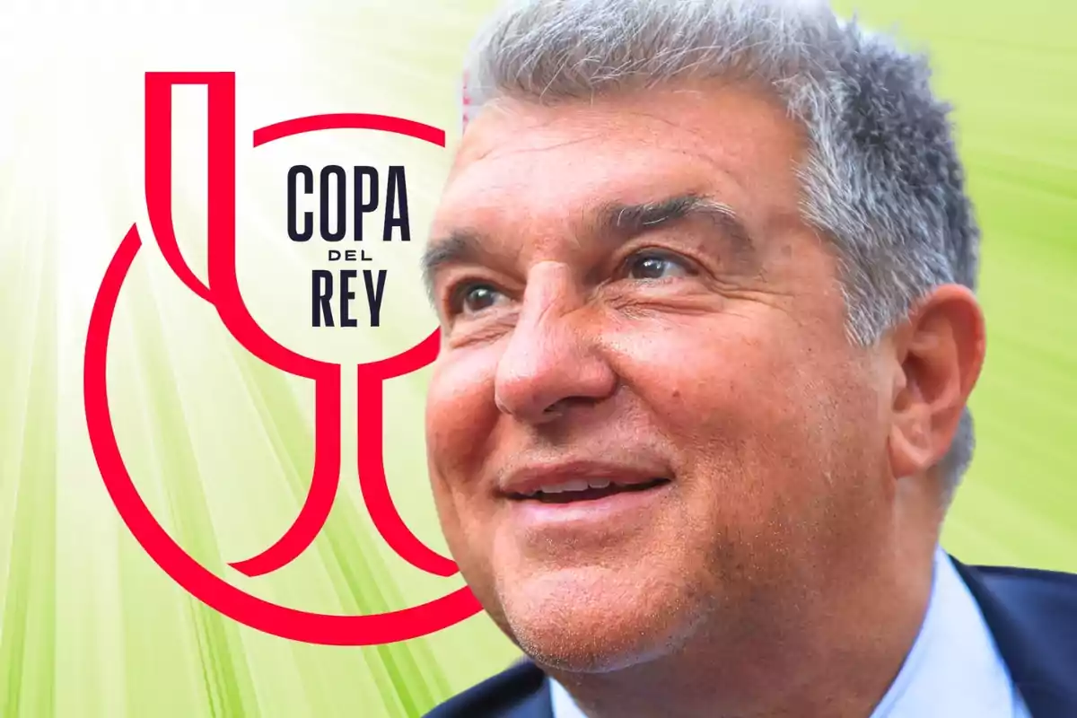 Un hombre sonriente con el logo de la Copa del Rey en el fondo.