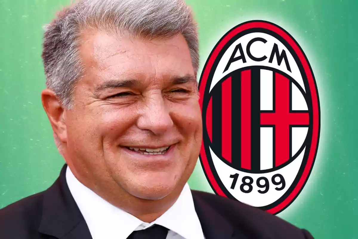 Un home somrient amb cabell canós i vestit fosc davant del logotip de l'AC Milan.