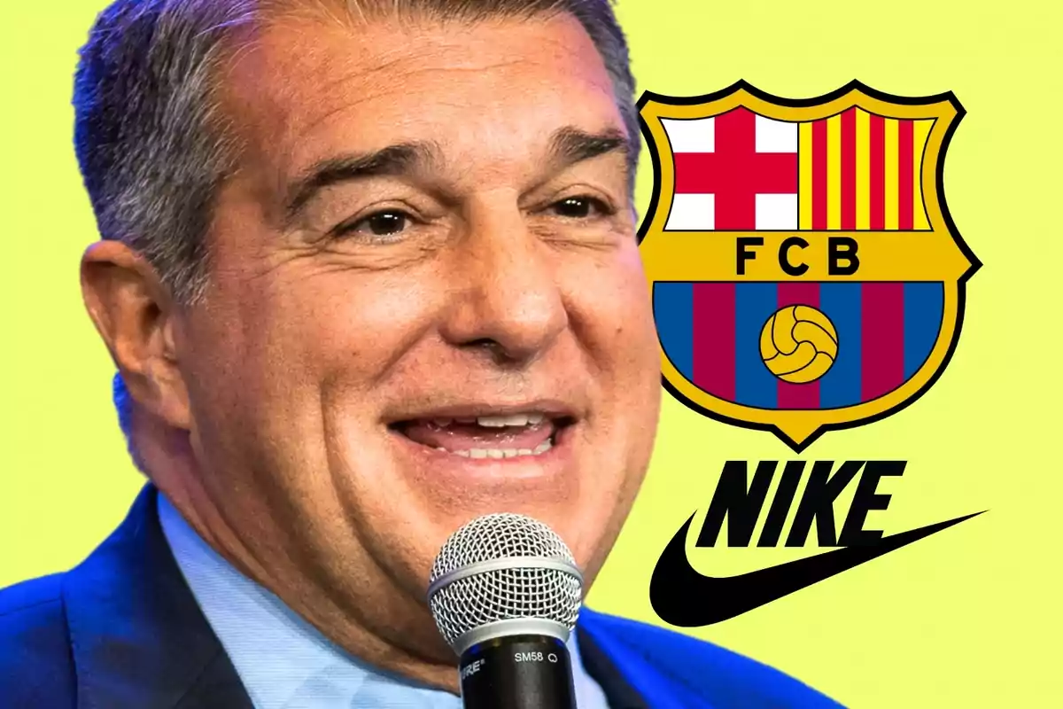 Home somrient amb un micròfon a la mà al costat de l'escut del FC Barcelona i el logotip de Nike sobre un fons groc.