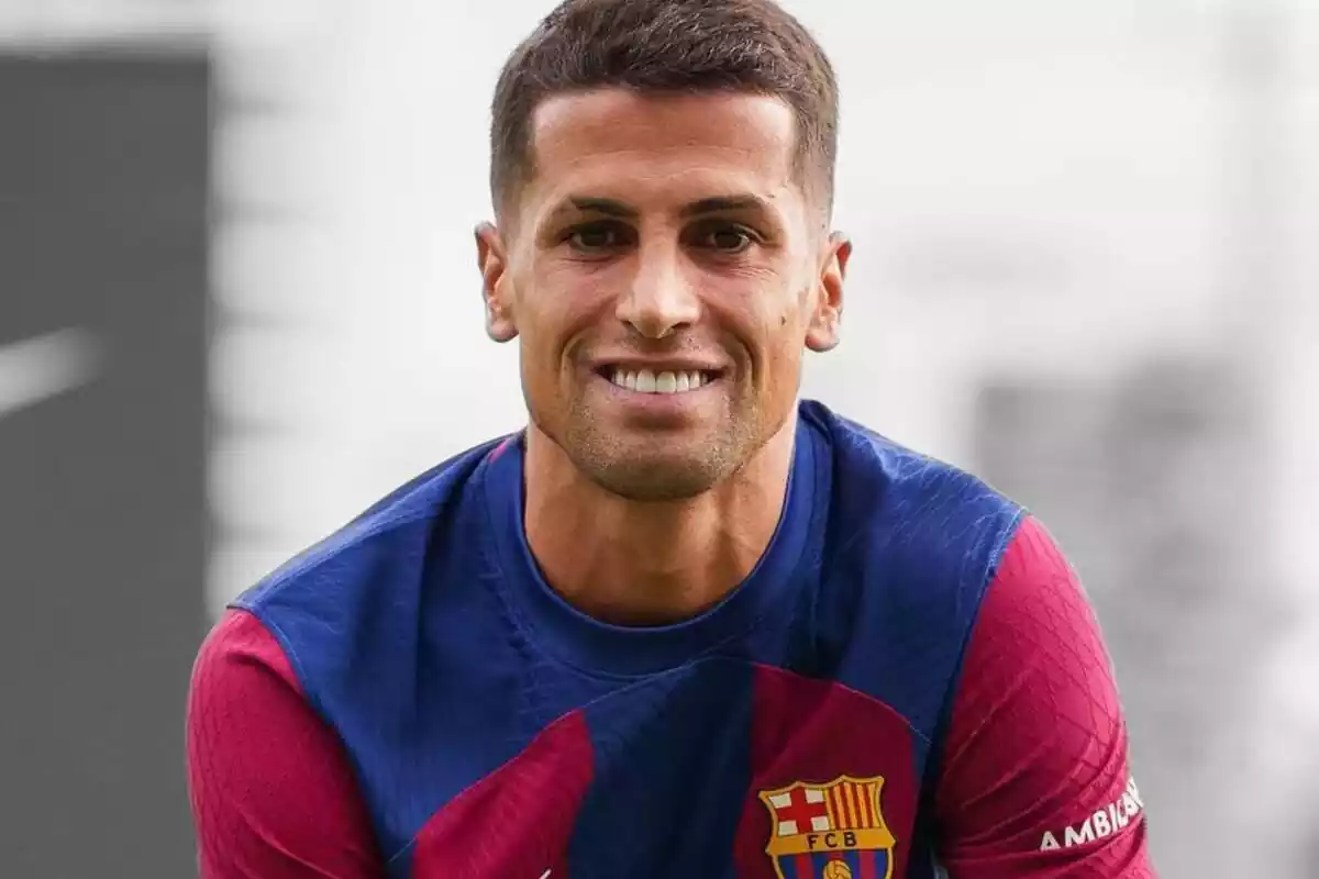 Joao Cancelo posa amb la samarreta del FC Barcelona i un gran somriure el dia de la presentació