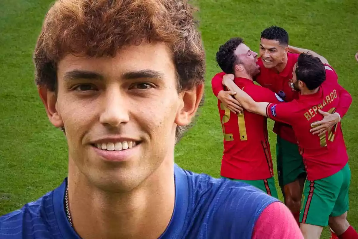 Joao Félix amb un gran somriure en primer pla amb els seus amics de Portugal al fons celebrant un gol