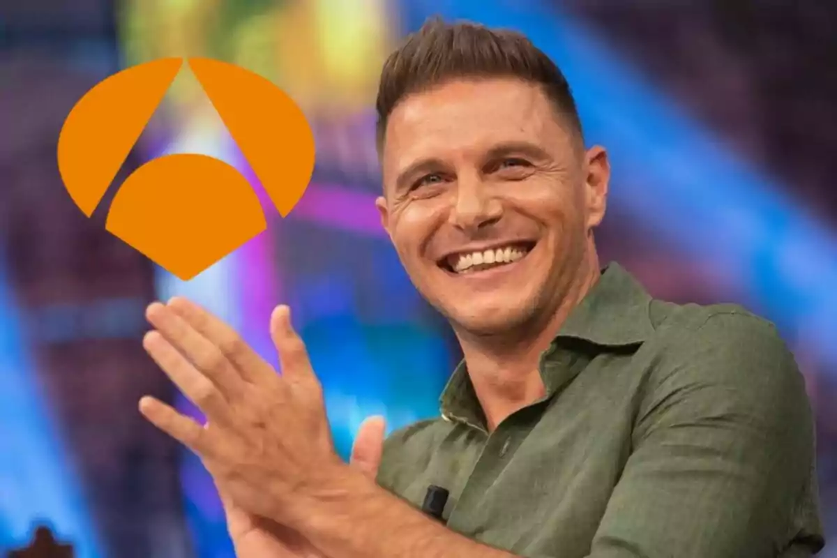 Fotografía de Joaquín Sánchez sonriente aplaudiendo en El Hormiguero con el logo de Antena 3 en el fondo.