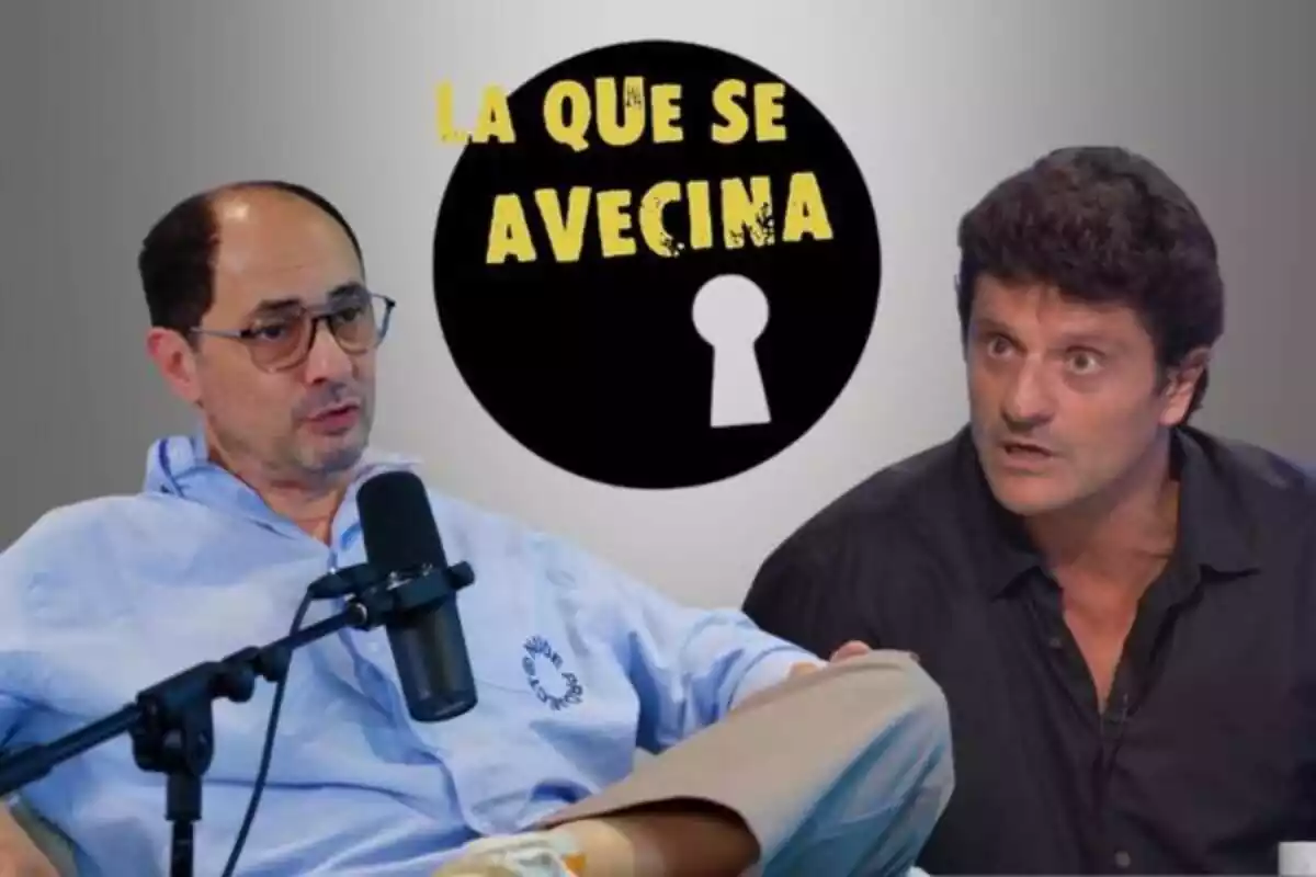 Imatge de Jordi Sánchez amb una camisa blava i Jole Joan amb una camisa negra amb el logo de La que s'acosta al mig
