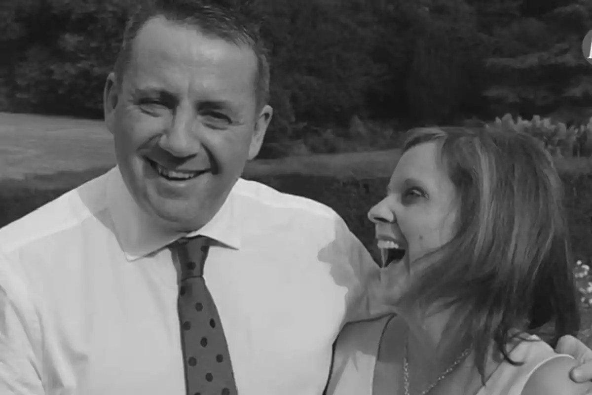 Fotografía del periodista John Hunt con su mujer sonriendo en un parque en blanco y negro