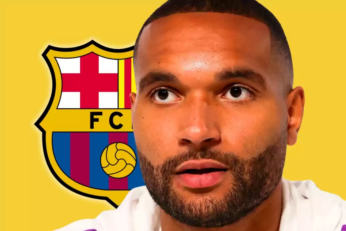 Un hombre con barba frente al escudo del FC Barcelona sobre un fondo amarillo.