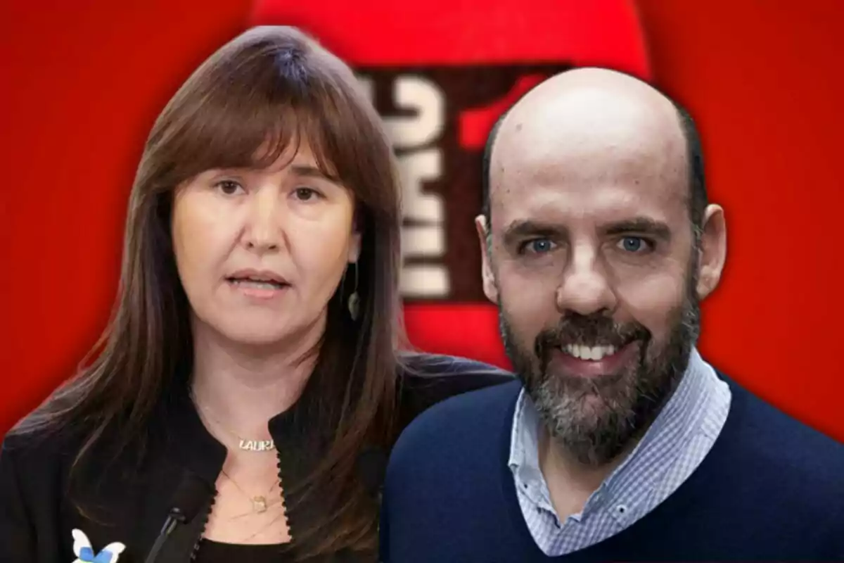 Dos personas frente a un fondo rojo.