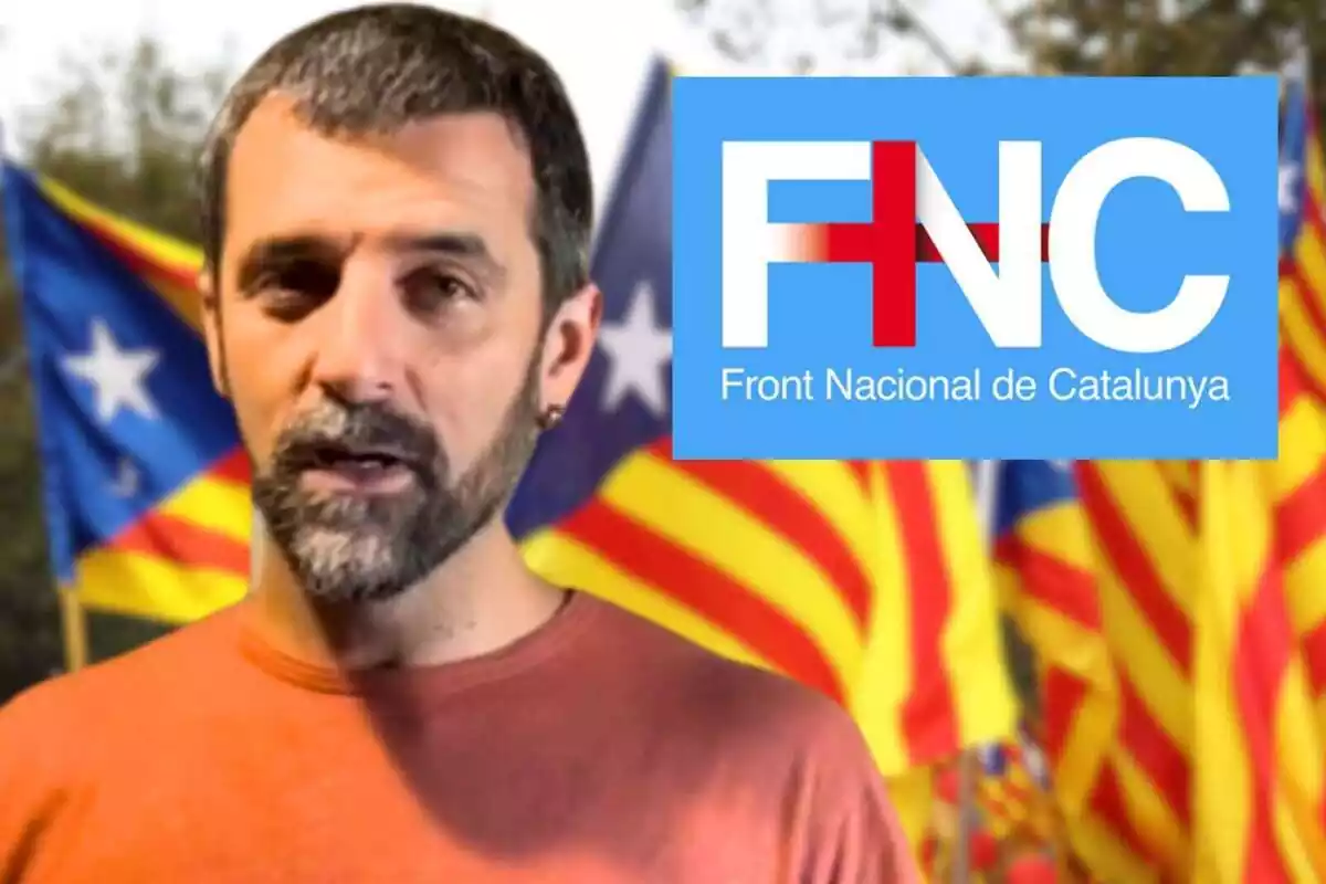 Pla mig curt de Jordi Borràs amb el logotip del Front Nacional de Catalunya de banda i una foto amb banderes estelades de fons