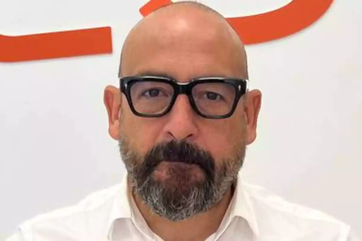 Primer pla de Jordi Cañas amb ulleres de pasta i barba amb cara seriosa
