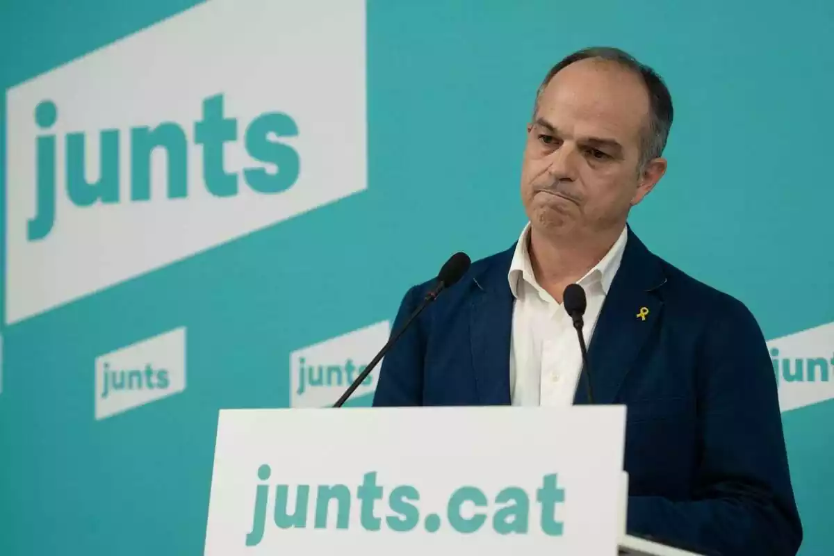 El secretari general de Junts per Catalunya, Jordi Turull, amb cara seriosa, intervé durant una roda de premsa a la seu del partit, el 29 de maig del 2023, a Barcelona