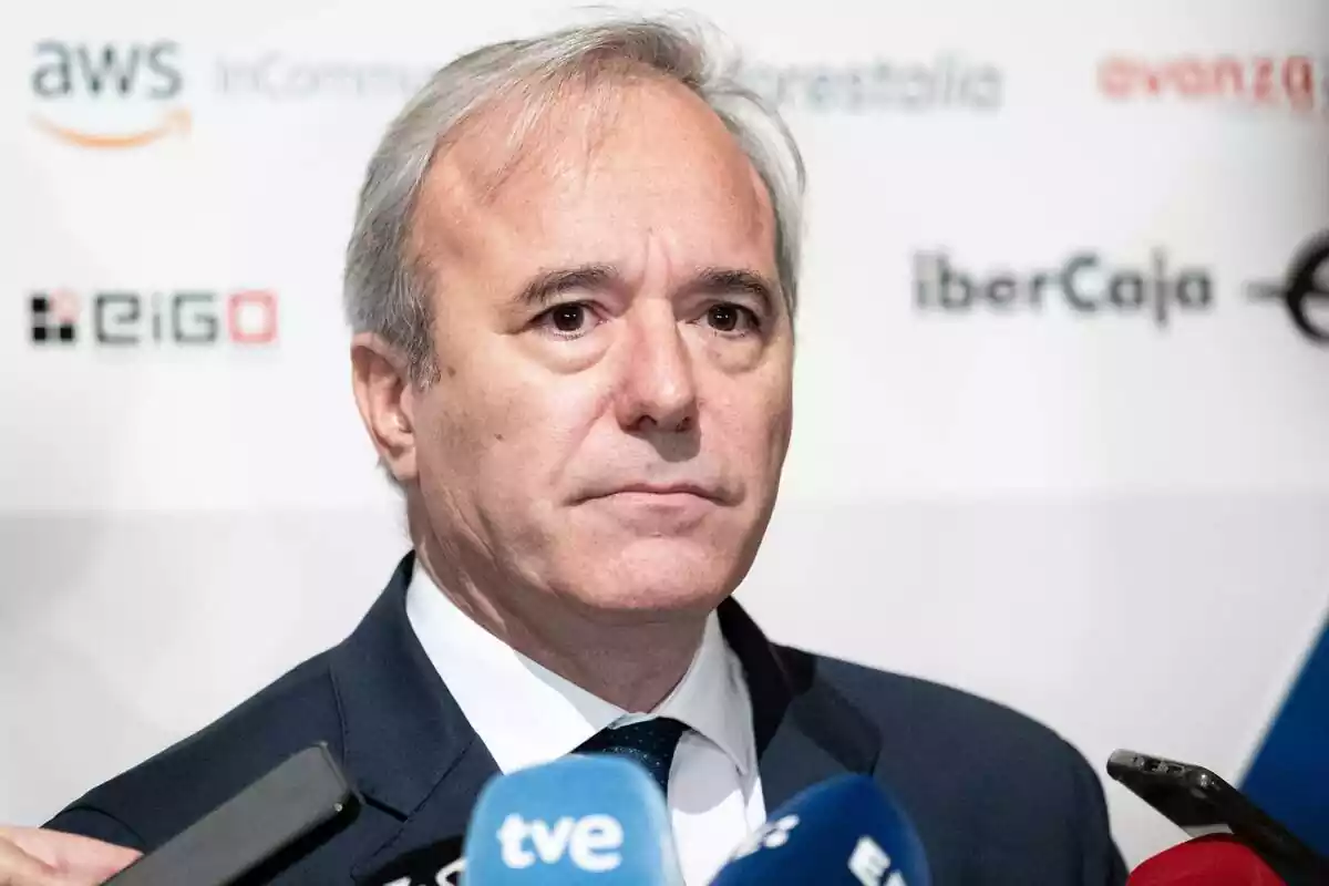 El president del Govern d'Aragó, Jorge Azcón, atén els mitjans de comunicació durant una trobada informativa, al Teatro Real, el 13 de desembre del 2023, a Madrid