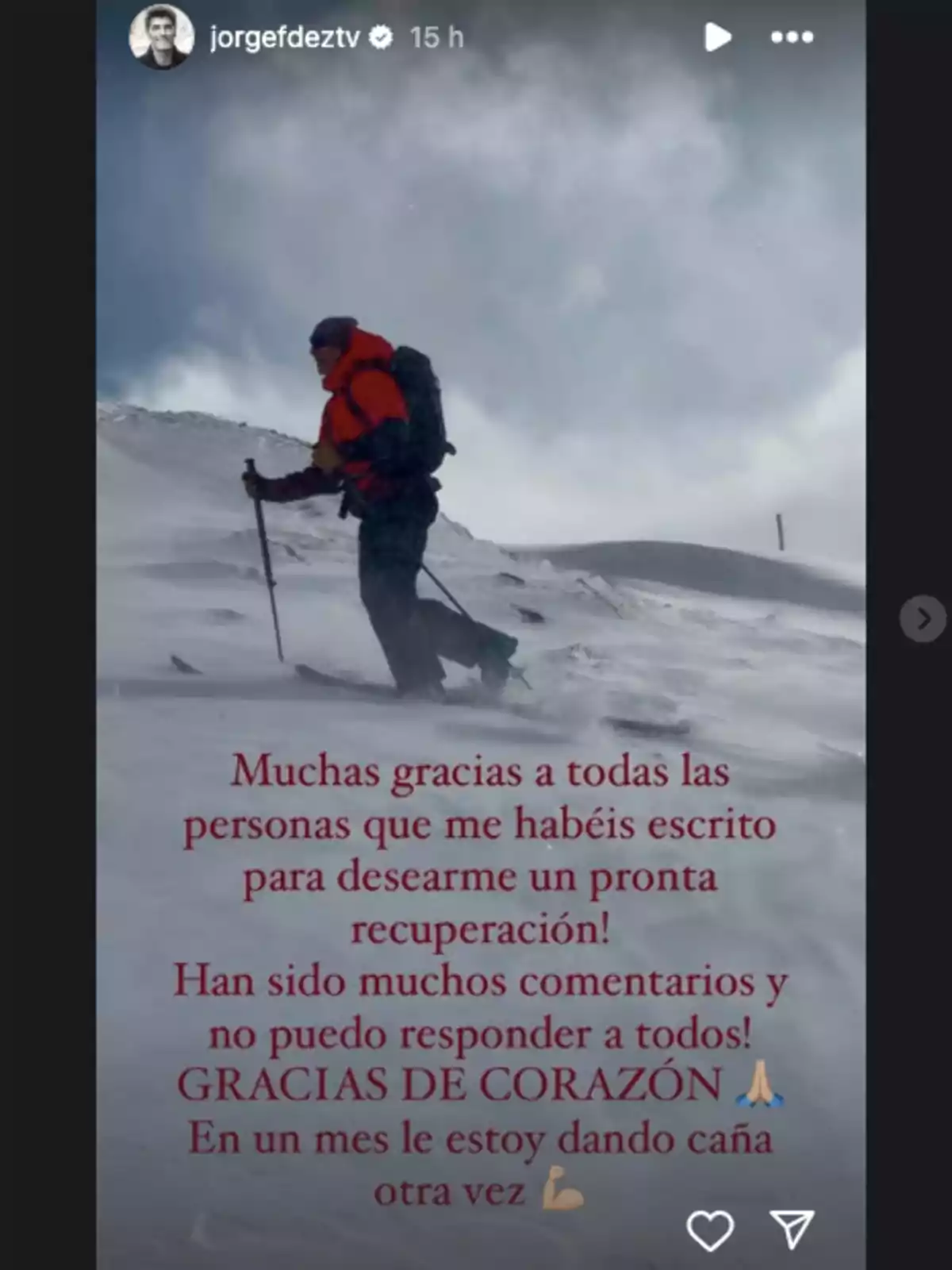 Jorge Fernández con equipo de montaña camina sobre la nieve mientras agradece a sus seguidores por los mensajes de pronta recuperación y promete volver a la actividad en un mes.