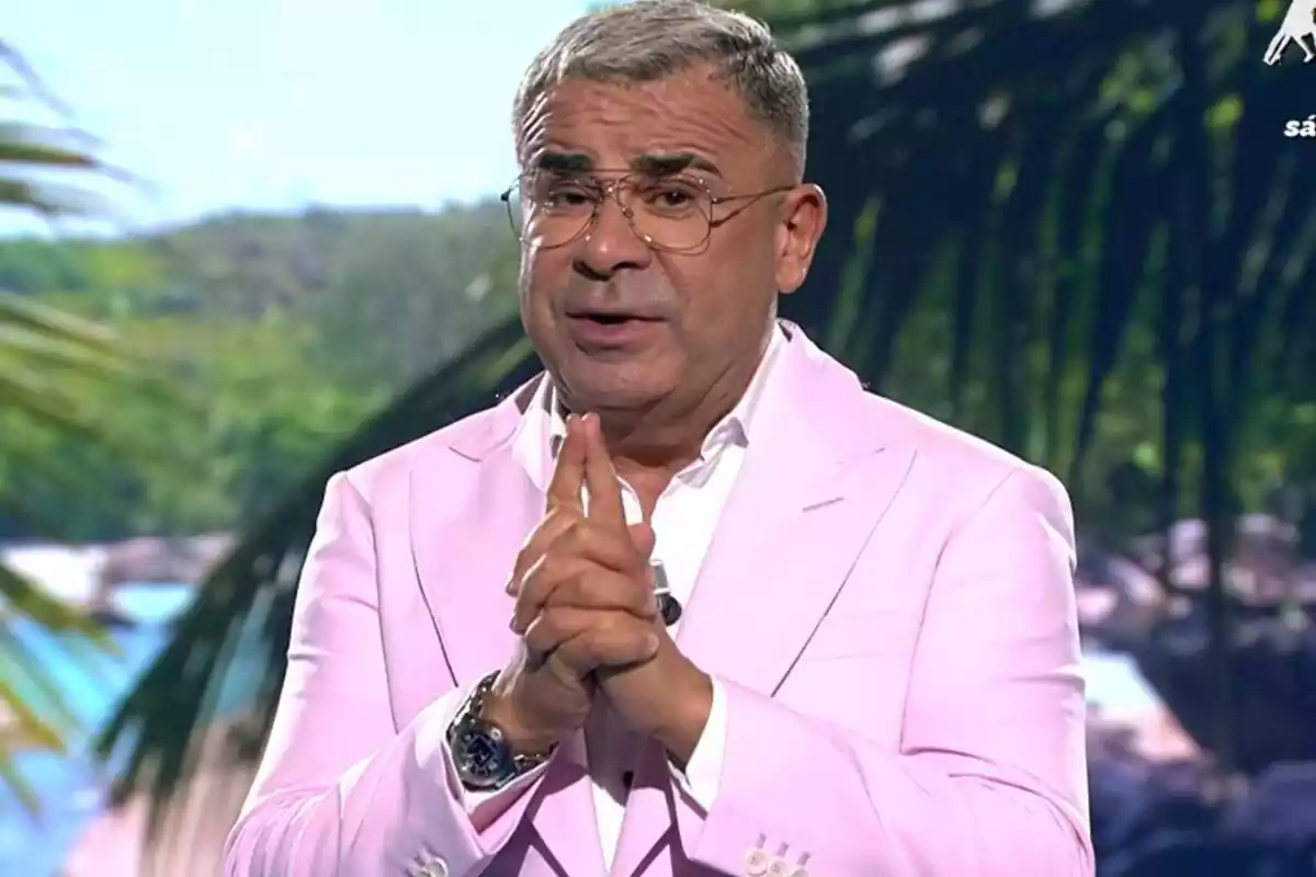 Captura de Jorge Javier Vázquez con una americana rosa presento la sexta gala de Supervivientes