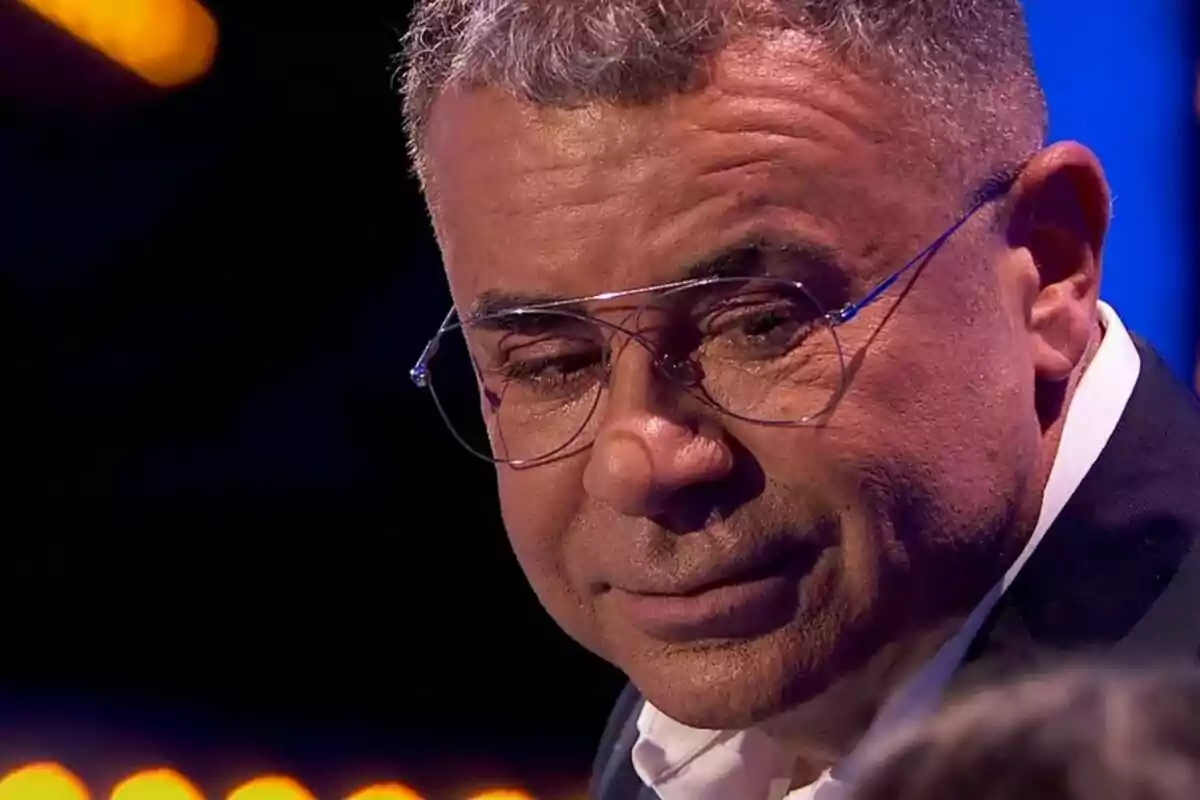 Jorge Javier Vázquez con gafas y expresión seria en un ambiente iluminado en Hay una cosa que te quiero decir.