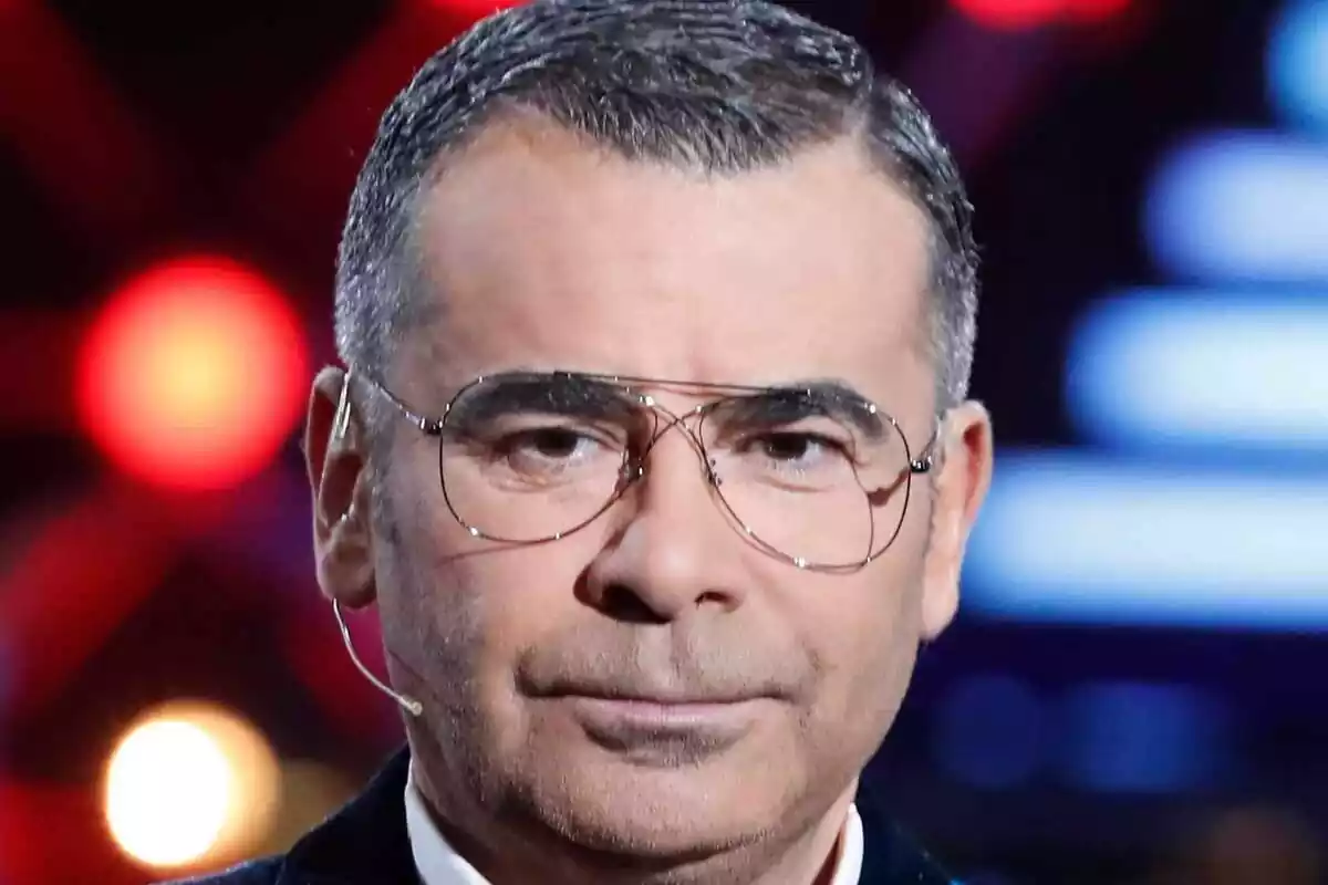 Imatge de Jorge Javier Vázquez amb un rostro serio a un debat de 'GH VIP' el 2019. Porta unes ulleres negres i un micro a l'orella