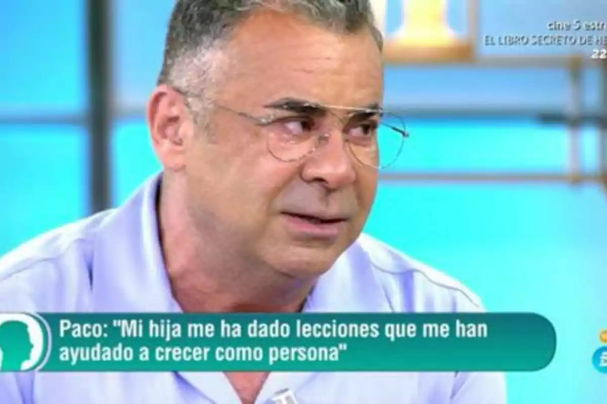 Jorge Javier Vázquez amb ulleres i camisa blau clar apareix en un programa de televisió amb un missatge en pantalla que diu “Paco, la meva filla m'ha donat lliçons que m'han ajudat a créixer com a persona”.