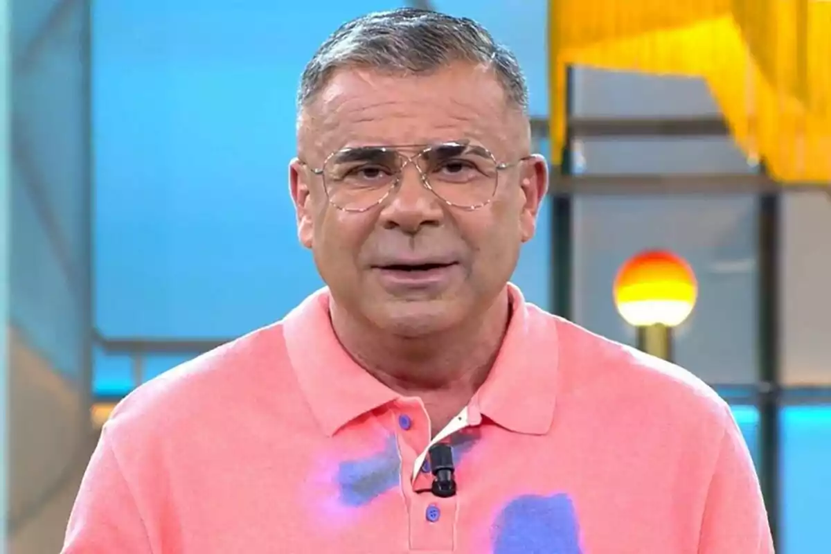 Captura de Jorge Javier Vázquez amb ulleres i camisa rosa a El Diario de Jorge