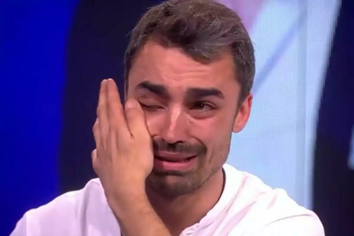 Jorge amb expressió de plor s'asseca les llàgrimes amb la mà a la casa de Gran Hermano.