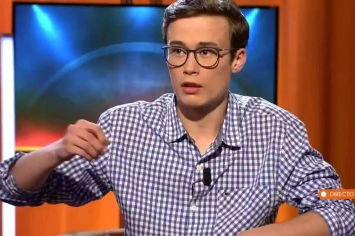 Jorge Rey amb camisa de quadres en un programa de televisió en directe