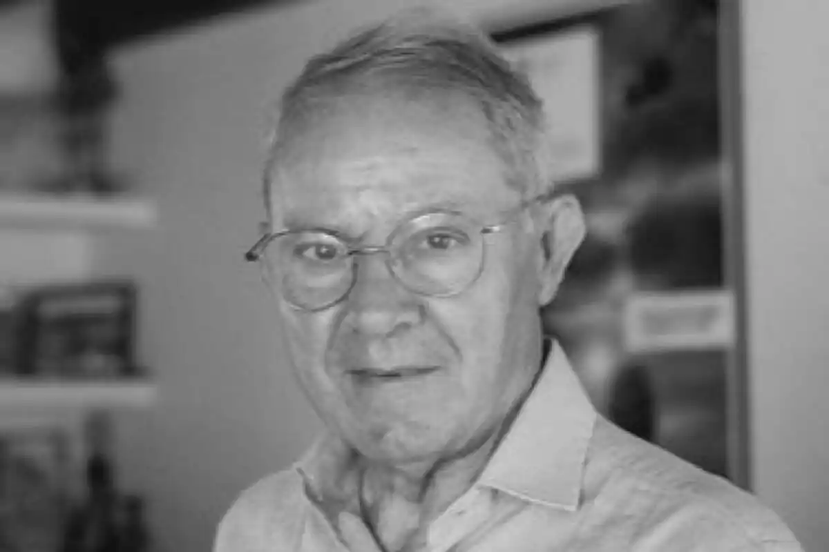 José Ángel de la Casa més gran amb ulleres i camisa clara en una fotografia en blanc i negre.