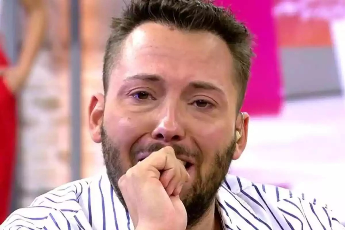 Primer plano de José Antonio Avilés llorando en el plató del programa 'Viva la vida' tras anunciar la ruptura con su novio