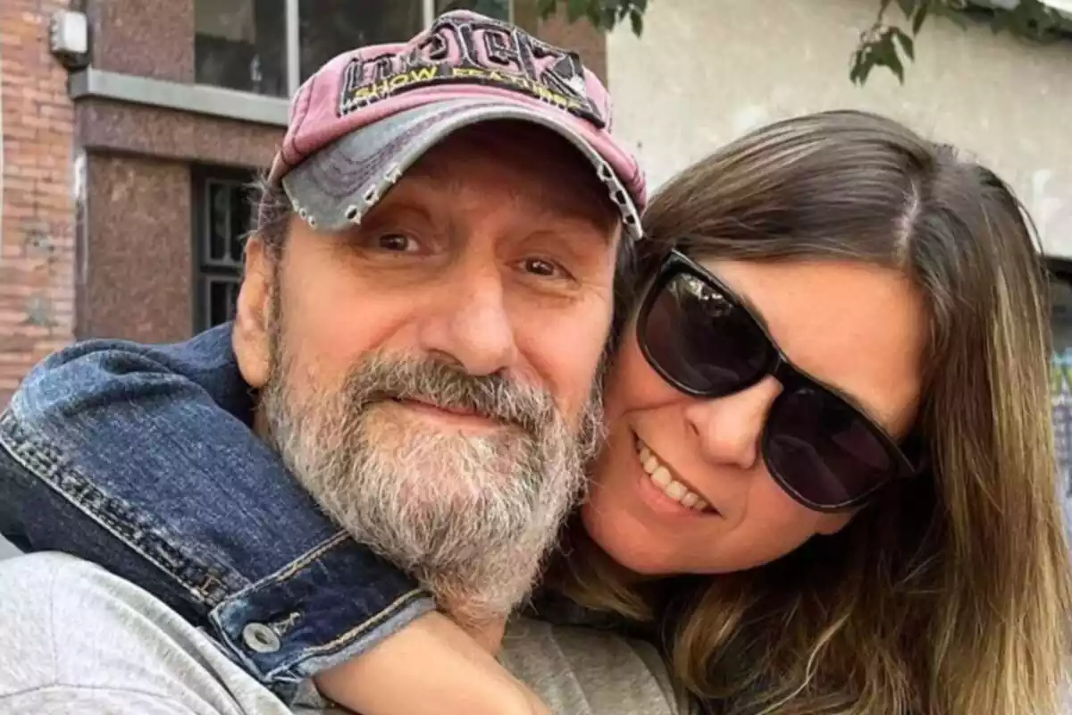 Post d'Irene Gil a Instagram amb José Luis Gil amb una gorra i ella en ulleres de sol amb el braç al voltant del coll el 24 d'octubre de 2023