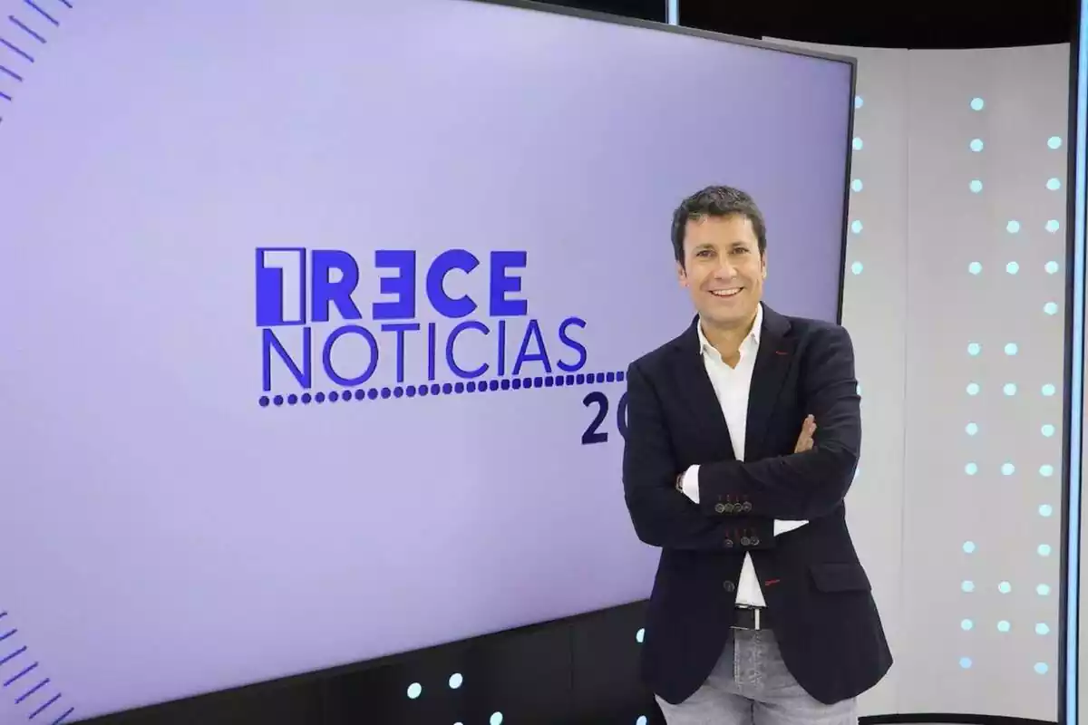 Jose Luis Pérez, amb rostre somrient, al plató de Trece Notícies