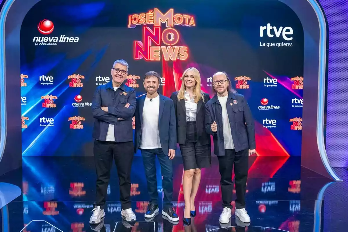 Florentino Fernández, José Mota, Patricia Conde i Santiago Segura posant davant d'un fons amb logotips de "José Mota No News" i "rtve".