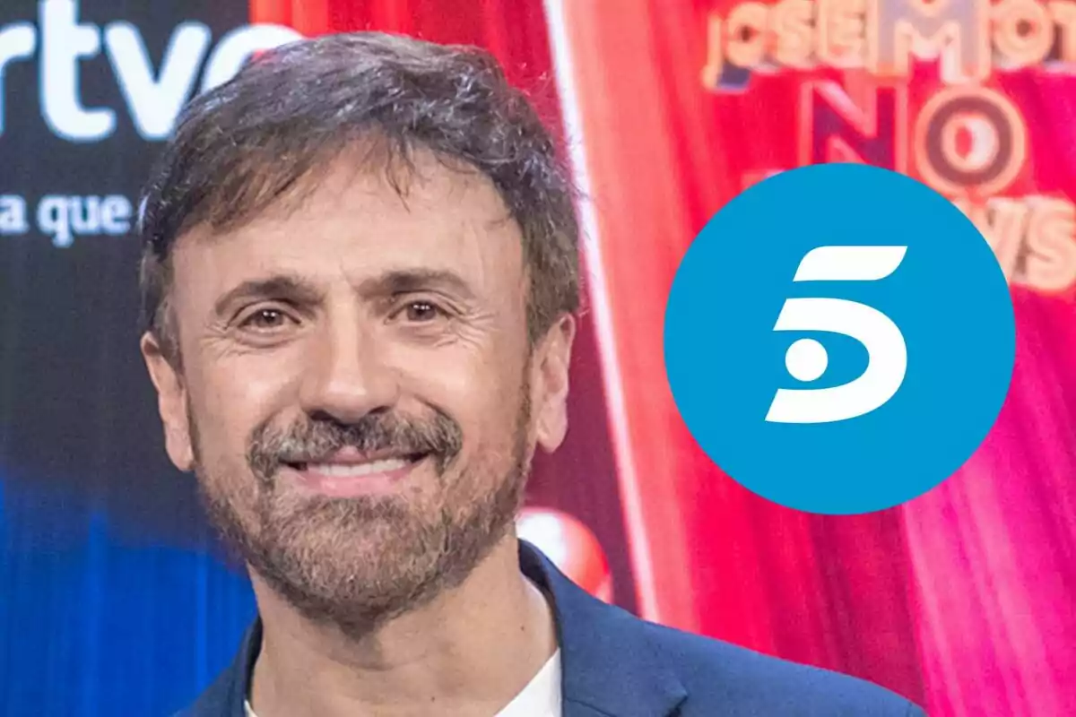 José Mota sonriente con barba y cabello castaño claro en la rueda de prensa de José Mota No News un fondo colorido con un logotipo azul de Telecinco.