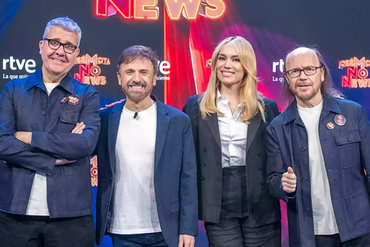 Florentino Fernández, José Mota, Patricia Conde y Santiago Segura personas posando frente a un fondo con luces de neón y logotipos de televisión en la presentación de José Mota No News.