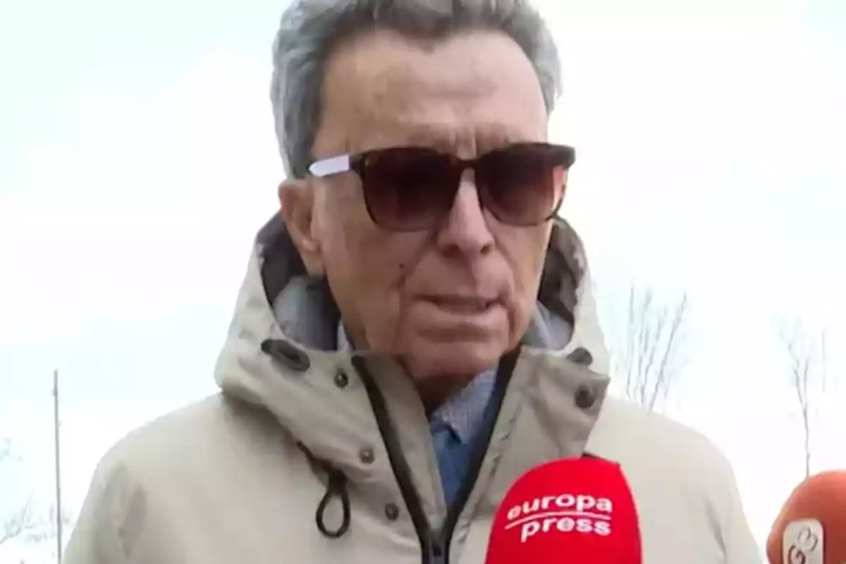 José Ortega Cano amb ulleres de sol i jaqueta clara és entrevistat per mitjans de comunicació. José Ortega Cano amb ulleres de sol i jaqueta clara és entrevistat per mitjans de comunicació.