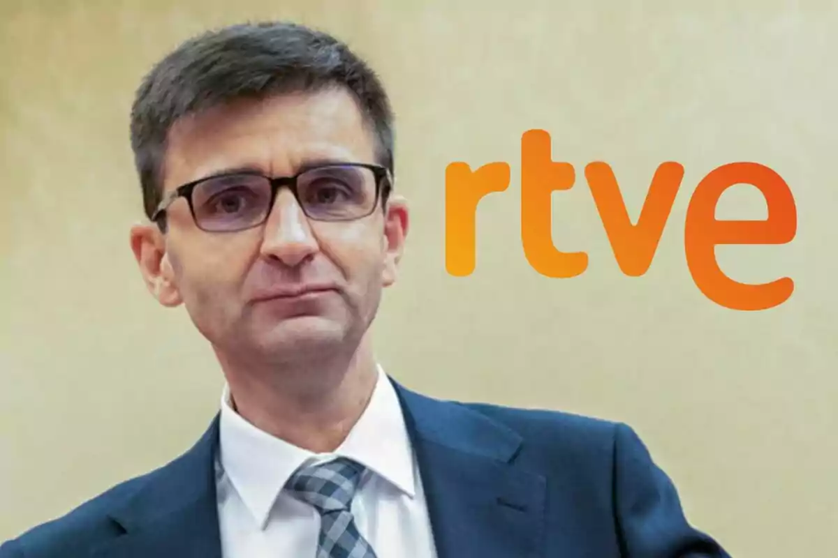 José Pablo López amb ulleres i vestit davant del logo de RTVE.